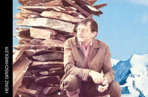 Jakob Zollinger vor Bücherberg