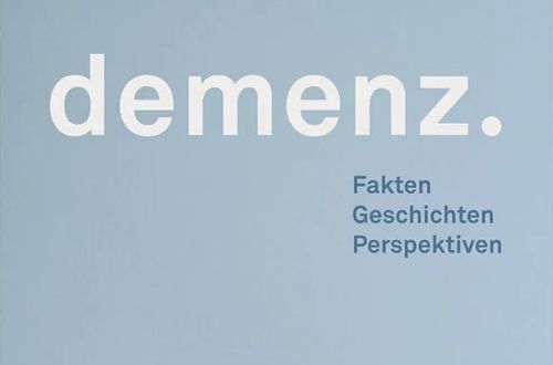 Stühle vor leerer Wand