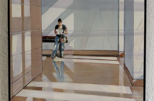Frau in Museum