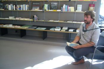 Der Schauspieler Lukas Roth liest aus «Knasterbax und Siebenschütz» von Werner Schrader