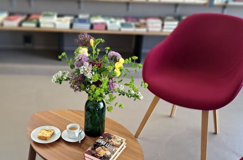 Tisch mit Buch, Kuchen und Kaffeetasse