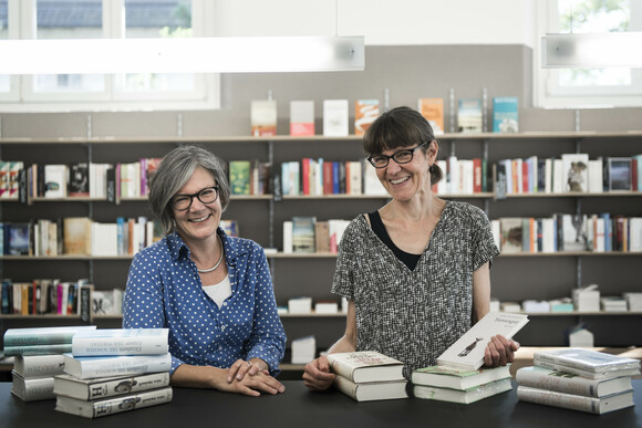 2 Frauen lachend