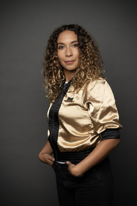 Portrait der Autorin Nora Osagiobare