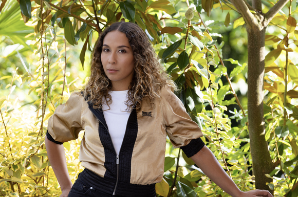 Portait der Autorin Nora Osagiobare